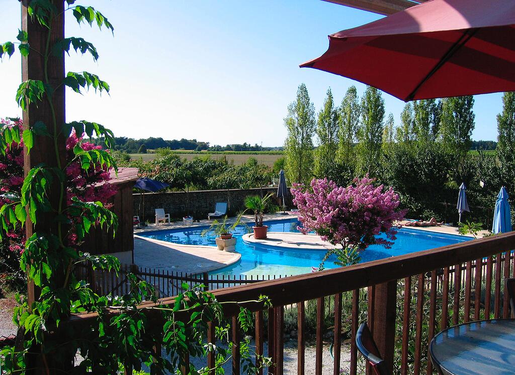 Une piscine partagée entre les gîtes.